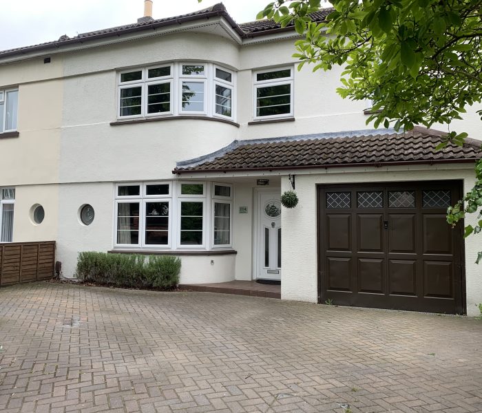 deceuninck 2500 white bay windows in a semi-detached house
